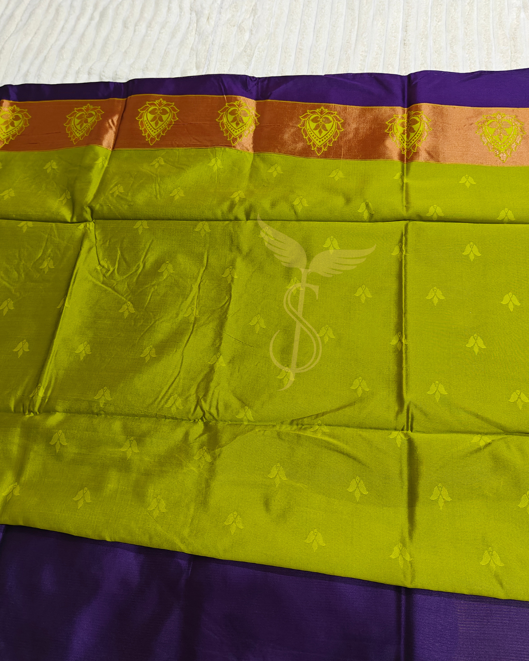 Elegant Green & Gold Banarasi Jari Silken Saree with Zari Woven Pallu – Festive Wear